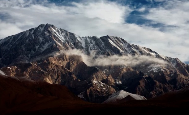 Конгур-Таг в переводе с уйгурского означает « Коричневая гора ». Одни считают, что он лежит в западном Куньлуне, другие — в восточном Памире. Фото: Adobe Stock