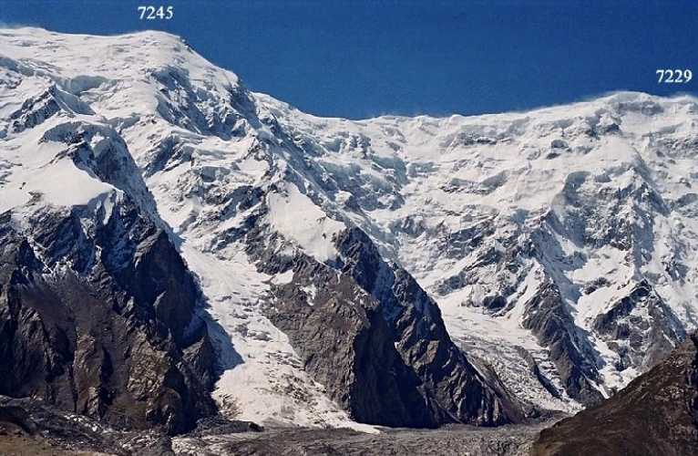 Два других пика из того же региона.  Караяйляк (7245 м) и Джунгманджар (7229 м). Фото: Mapio