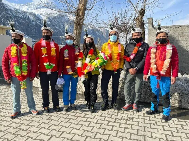 команда Грейс Цзэн в состав которой входят непальские альпинисты-шерпы прибыла в город Скарду