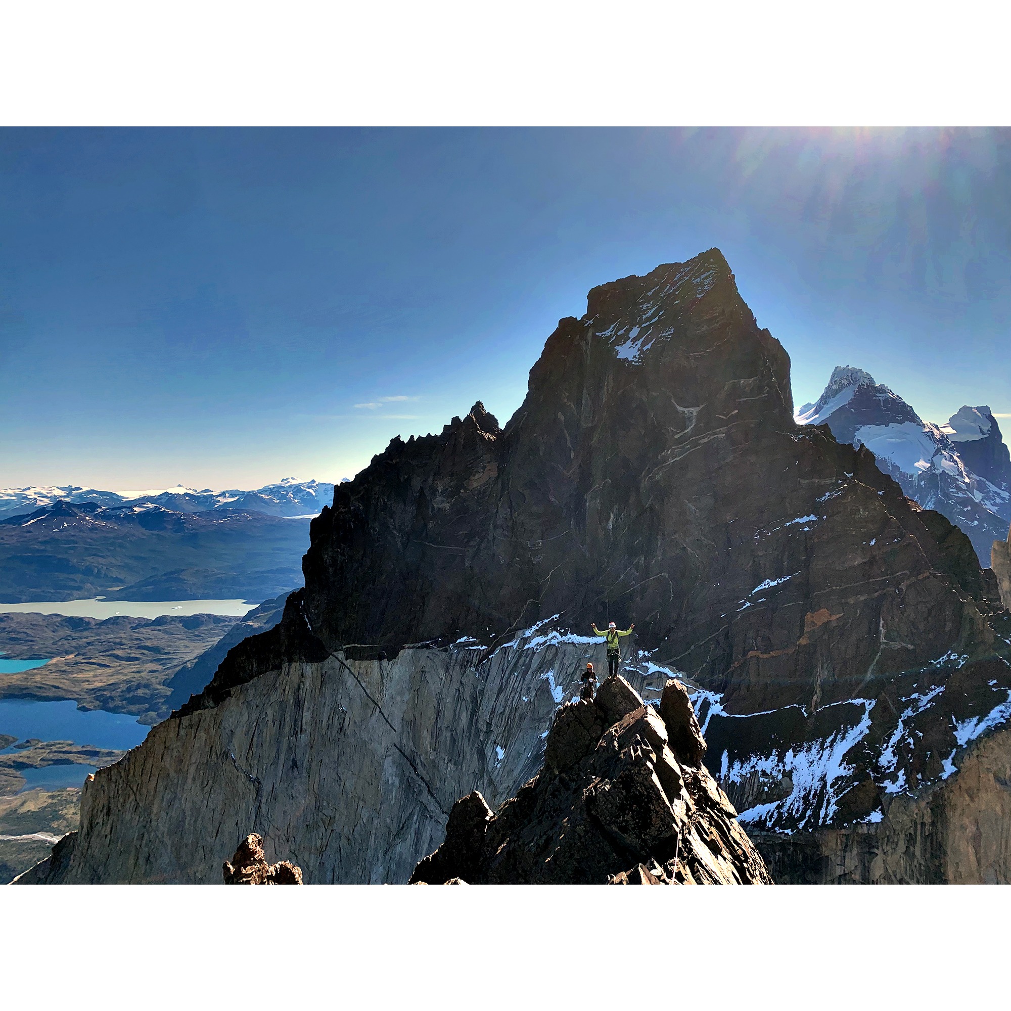 Первое восхождение по маршруту "Vacaciones Metamórficas" (600 метров, 5.11-) на вершину пика Куэрно Эсте (Cuerno Este) в горном массиве национального парка Торрес-дель-Пайне (Torres del Paine) в Чилийской Патагонии. Фото Patagonia Vertical