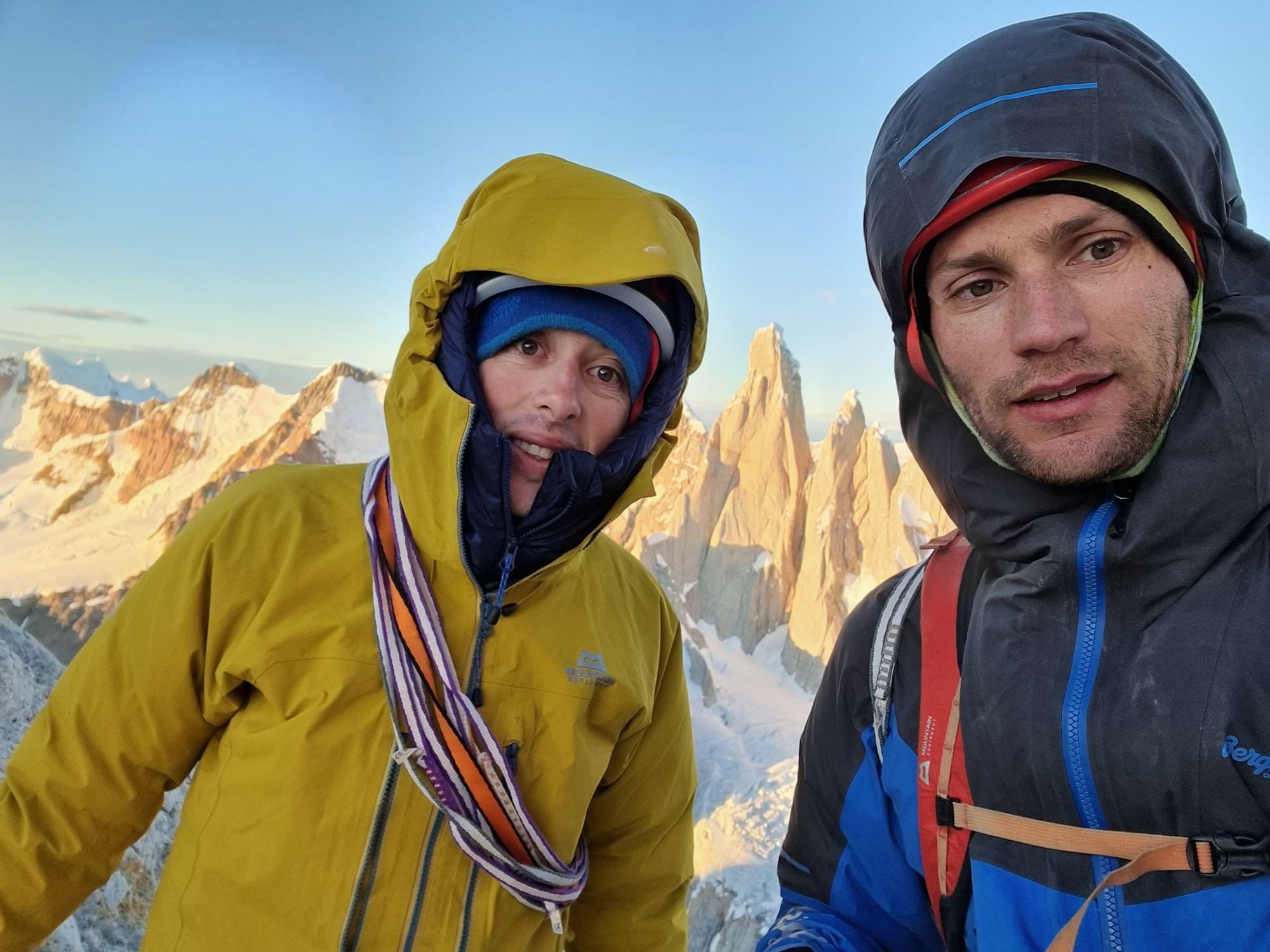 Ондрей Хушерка (Ondrej Húserka) и Джозеф Криштофи (Józef Krištoffy) на первом маршруте  "Pain and Gain" (7a+, C1б 500м на вершину Десмочад (Aguja Desmochad) в Патагонии.
