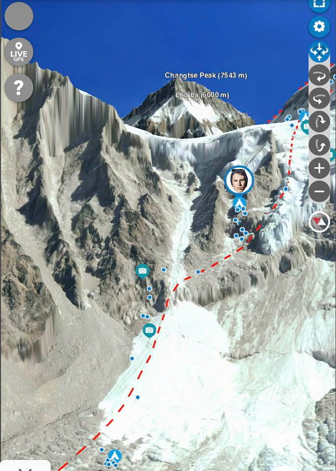 Йошт Кобуш поднялся в лагерь, расположенный под перевалом Лхо-Ла, на высоте 5700 метров.