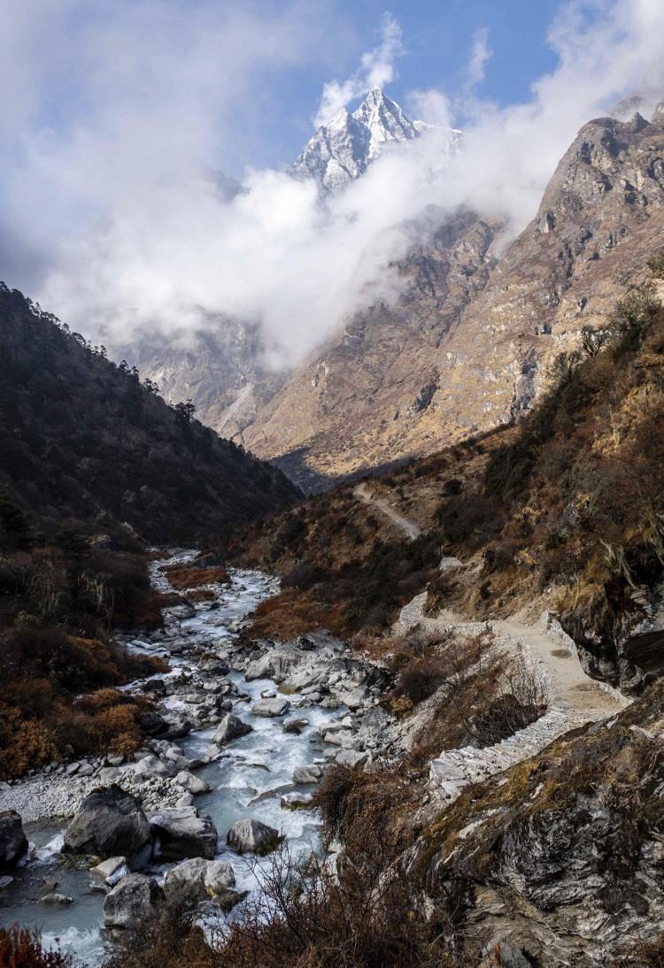 В восточно-центральной части Непала, к северо-востоку от Катманду, вдоль границы между Непалом и Тибетом лежит долина Ролвалинг