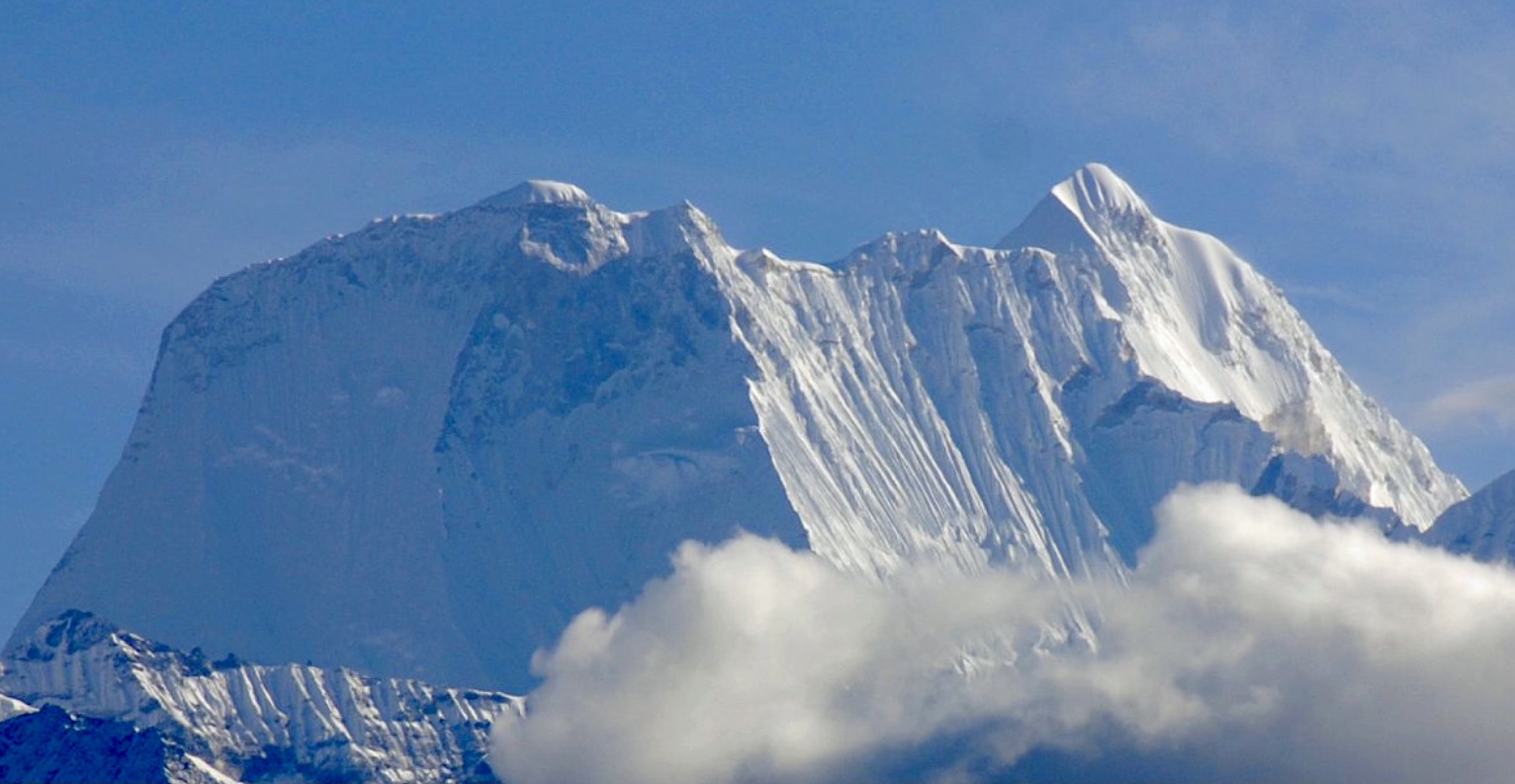 Мелунгце (Melungtse, 7181 м). Тибетцы называют его «Джобо Гару». Фото: Википедия