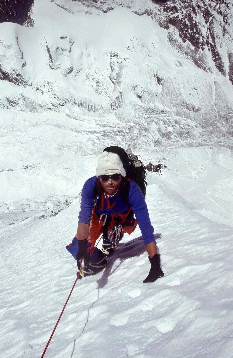 Ким Шмитц (Kim Schmitz) в первом восхождении на главную вершину Гауришанкар (Gaurishankar) высотой 7134 метров. Фото: John Roskelley