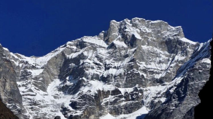 Южная стена горы Гауришанкар. Впервые эта стена была пройдена 23 октября 2013 года французской группой под руководством Жерома Пара. Они достигли 6800 м и остановились у южной вершины. Фото: Mathieu Detrie