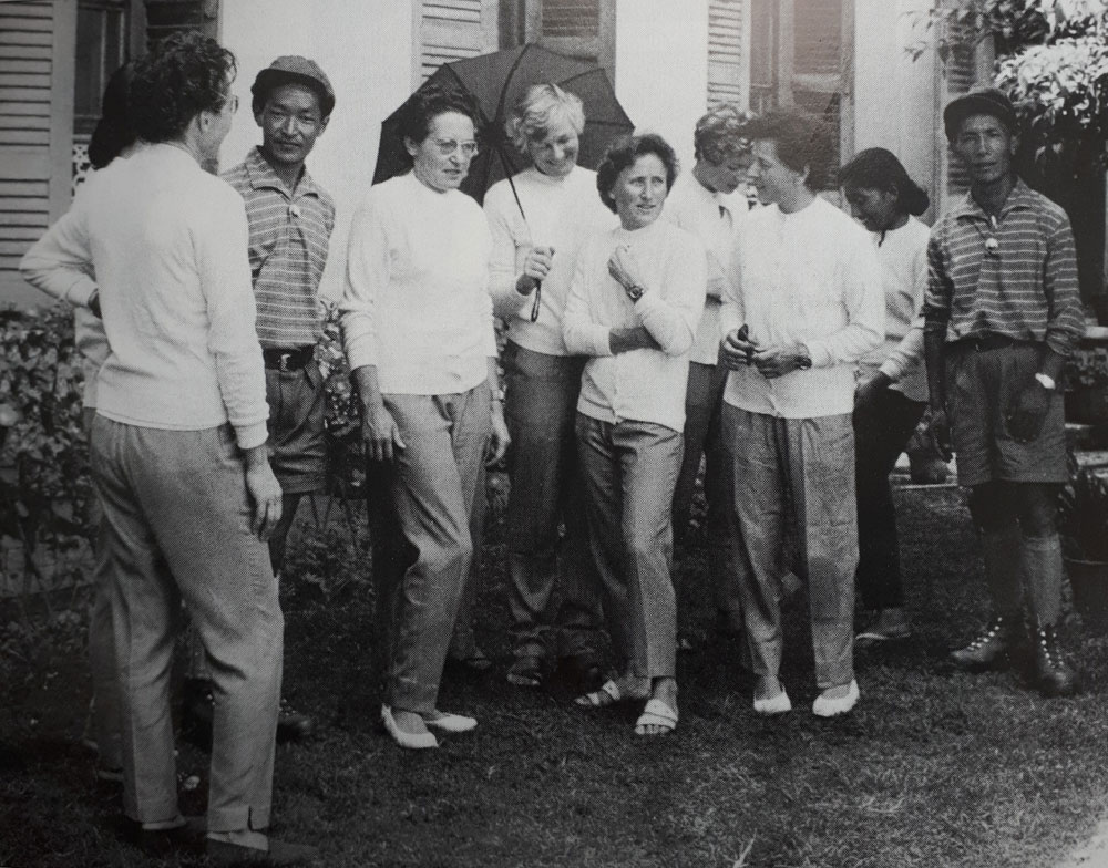 Часть женской команды на Чо-Ойю 1959 года. <br>Клод Коган в центре, Лулу Булаз слева от неё, Доротея Гравина (под зонтом) и Жанна Франко справа от неё. Фото Charlie Buffet