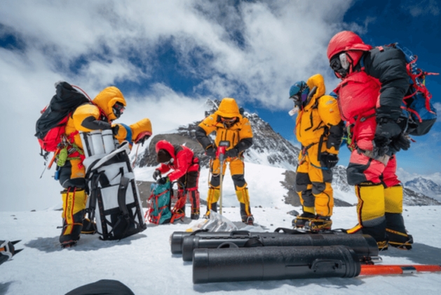 Исследование льда на Эвересте. Фото Image: Dirk Colliner / National Geographic