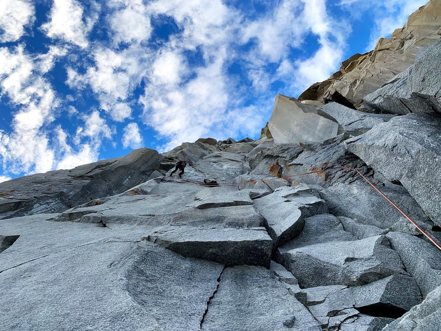 Пепо Хурадо (Pepo Jurado) и Себастьян Пеллетти (Sebastián Pelletti) проложили новый маршрут на вершину пика Ля Оха (La Hoja) в горной группе Торрес-дель-Пайне (Torres del Paine). Фото Patagonia Vertical