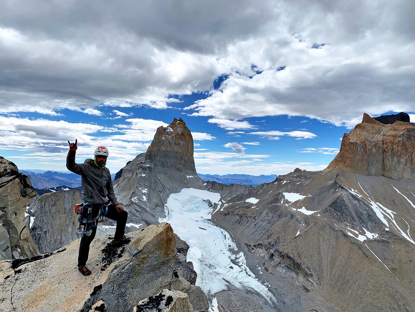Пепо Хурадо (Pepo Jurado) и Себастьян Пеллетти (Sebastián Pelletti) проложили новый маршрут на вершину пика Ля Оха (La Hoja) в горной группе Торрес-дель-Пайне (Torres del Paine). Фото Patagonia Vertical