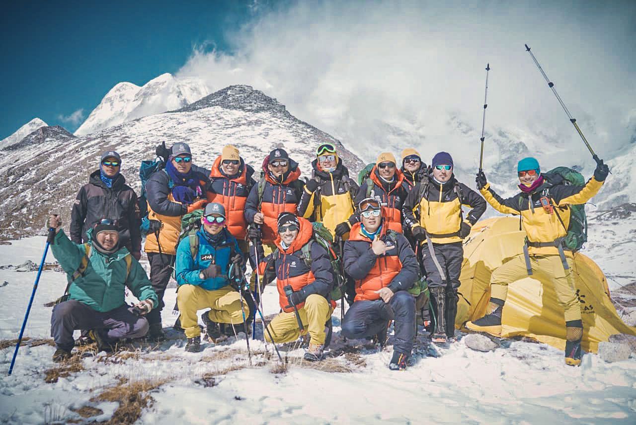  команда Гельже Шерпа (Gelje Sherpa) в базовом лагере