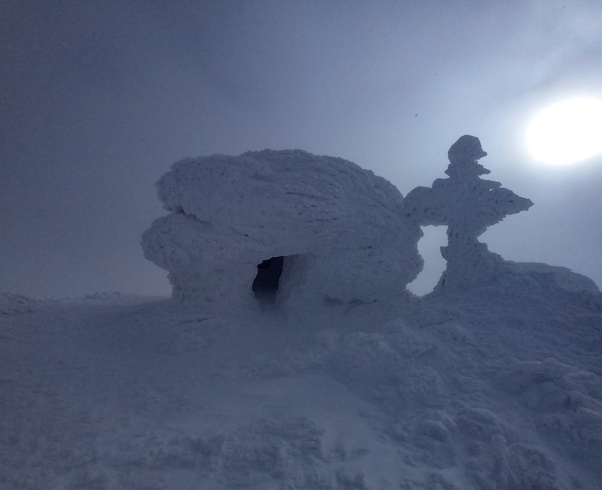 Петрос, снігова печерка-капличка на вершині. Фото Аліна Косовська