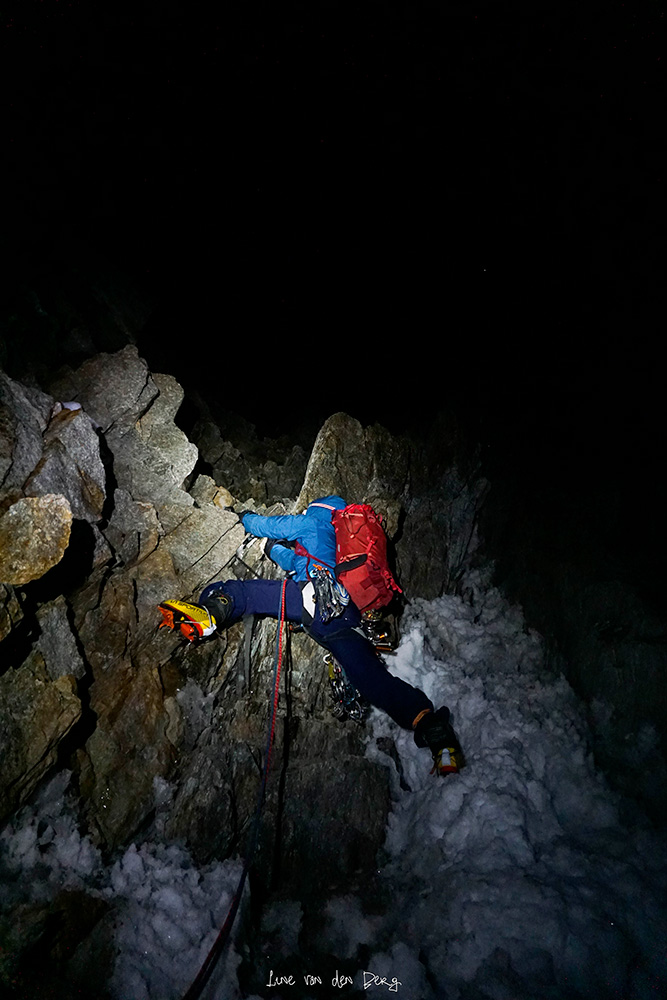 29-летняя Лайн ван ден Берг (Line van den Berg) из Нидерландов и 35-летняя Фэй Мэннерс (Fay Manners) из Великобритании на маршруте Phantom Direct», также известному как «Via in memoria di Gianni Comino», на южной стене "иконы" классического альпинизма пик