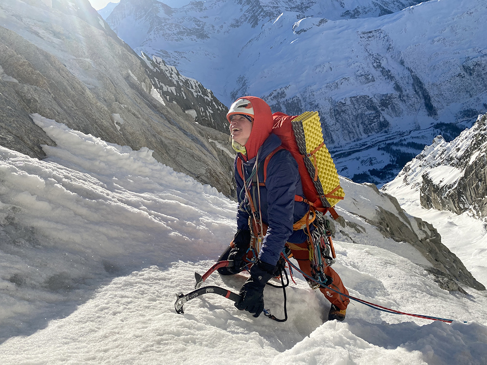 29-летняя Лайн ван ден Берг (Line van den Berg) из Нидерландов и 35-летняя Фэй Мэннерс (Fay Manners) из Великобритании на маршруте Phantom Direct», также известному как «Via in memoria di Gianni Comino», на южной стене "иконы" классического альпинизма пик
