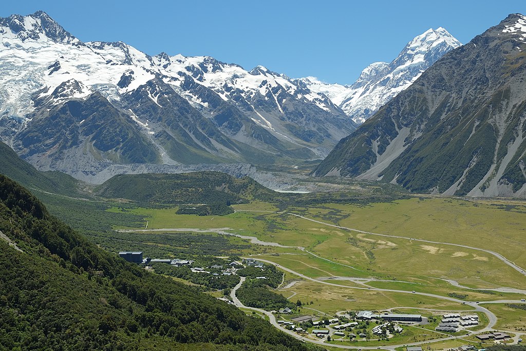 Долина у горы Кука с гостиницей Эрмитаж (слева)