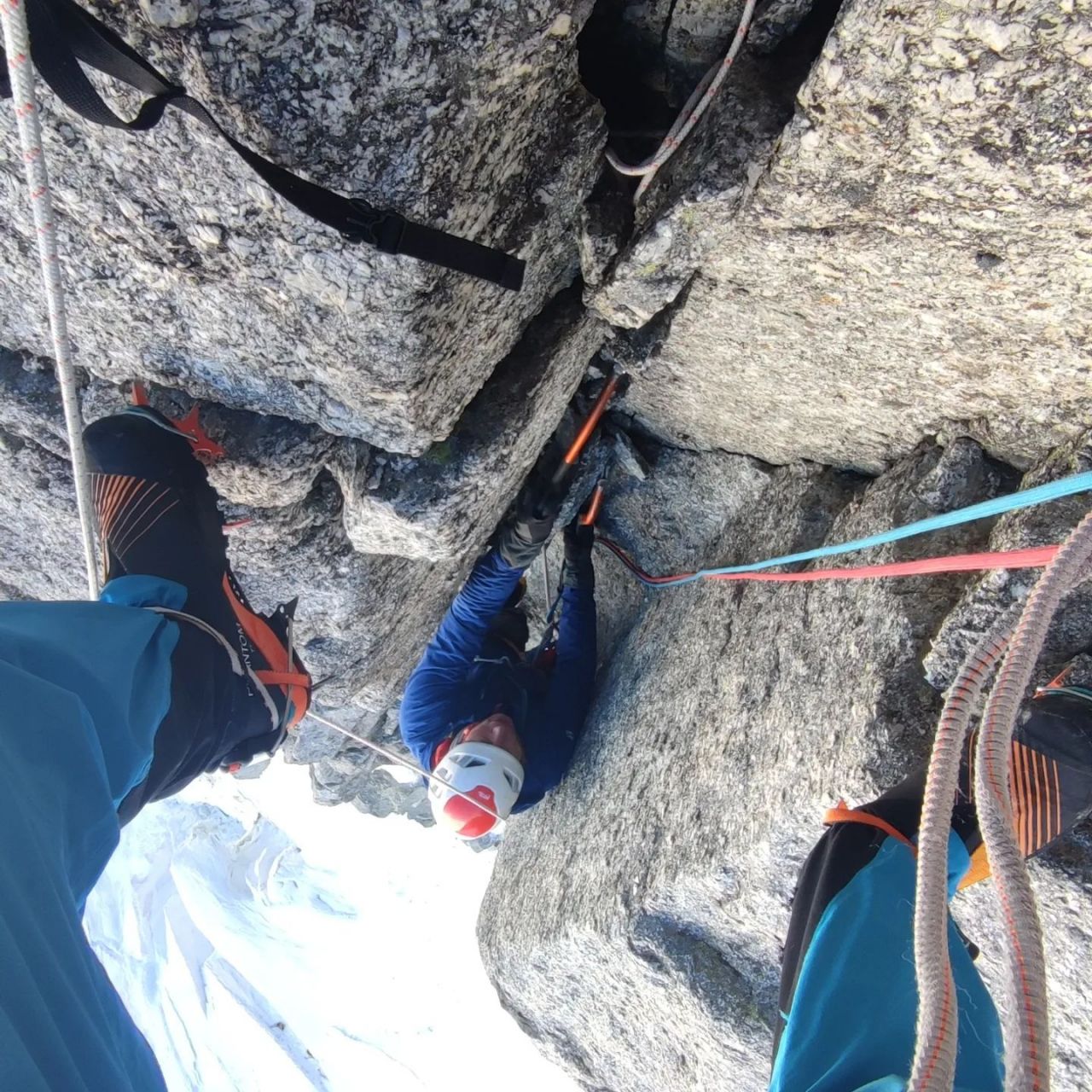 Том Ливингстон (Tom Livingston) и Кристоф Думаре (Christophe Dumarest) проложили новый маршрут "Changing corners"(250м, M7) по северной стене пика Пуант Адольф Ре (Pointe Adolphe Rey) высотой 3535 метров в массиве Монблан 