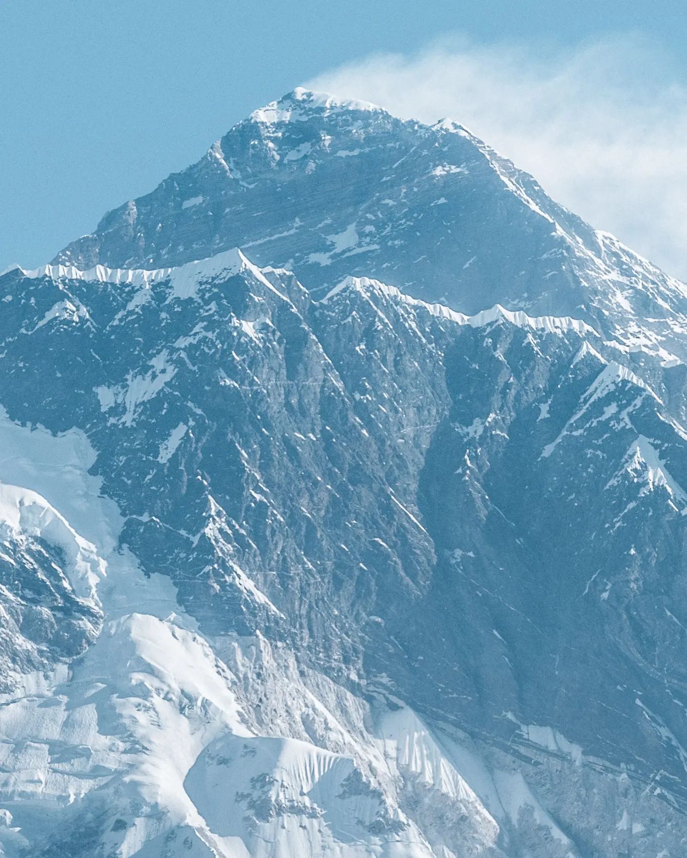 Сильный ветер продолжает бушевать на Эвересте. Фото Jost Kobusch, февраль 2022