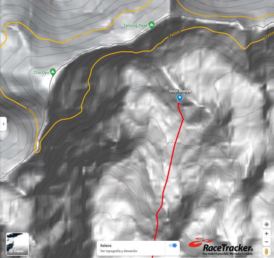 Желтая линия показывает высоту 7400 м. Красная линия —  трек Гельже. Синяя точка показывает высшую точку, которую Гельже отметил в социальных сетях. Составлено Racetracker.es
