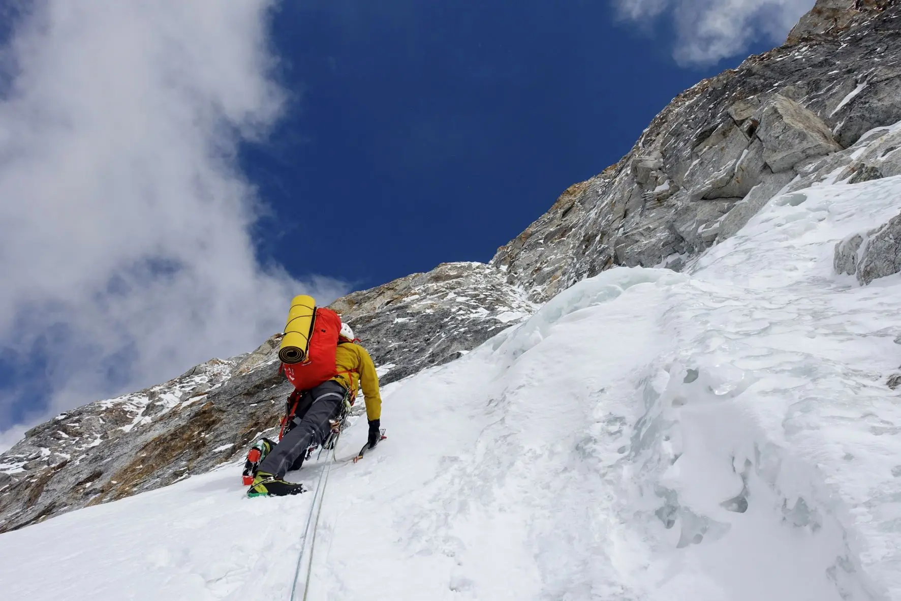 Пол Рамсден (Paul Ramsden) и Тим Миллер (Tim Miller) в восхождении по маршруту "The Phantom Line" по северной стене горы Джугал Спайр (Jugal Spire, 6563 метров) в Непале