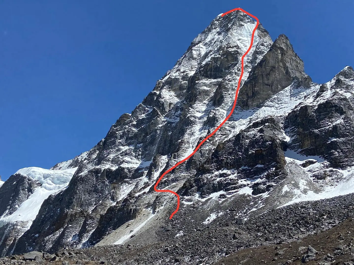 первый маршрут по северной стене горы Кангчунг Нуп (Kangchung Nup) высотой 6090 метров в Непале.. Фото Toshiyuki Yamada / Takeshi Tani