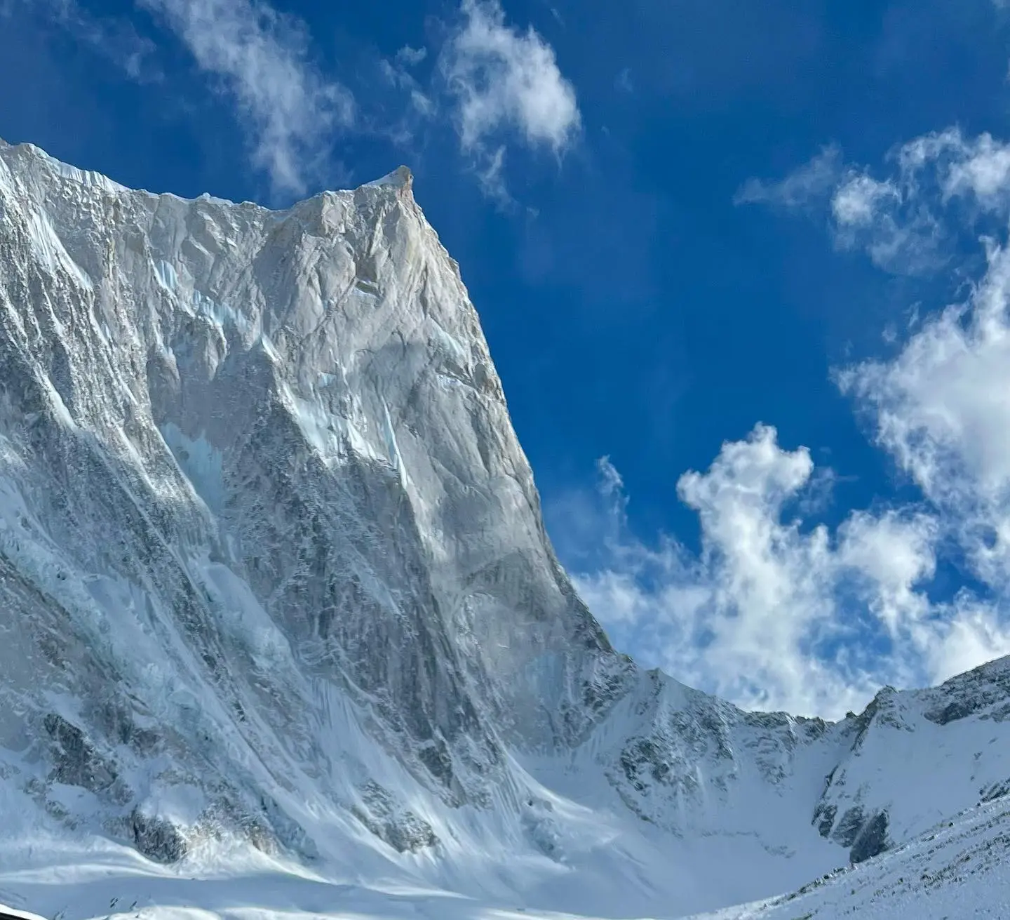 1700-метровая западная стена горы Чангабанг (Changabang, 6864 м) в Индийских Гималаях.