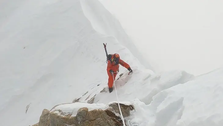 Эдриан Беллинджер (Adrian Ballinger) в восхождении на Макалу на предвершинном гребне. Фото Dorje Sonam Sherpa