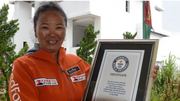 Лакпа Шерпа (Lhakpa Sherpa) під час нагородження сертифікатом Книги рекордів Гіннеса у травні 2016 року. Фото BBC News