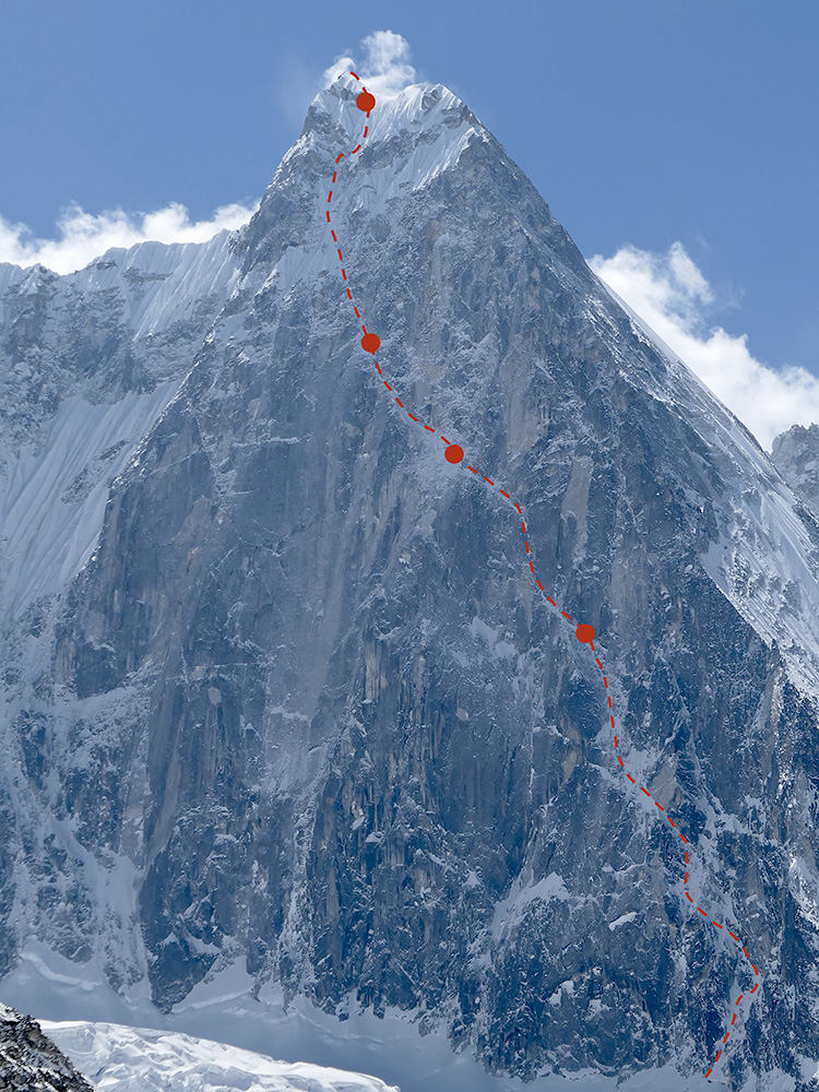 Маршрут "The Phantom Line" по северной стене горы Джугал Спайр (Jugal Spire, 6563 метров) в Непале. Фото Tim Miller
