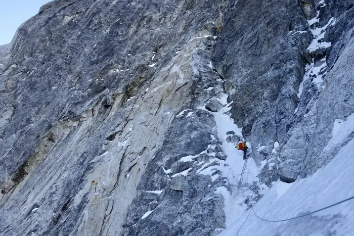 Пол Рамсден (Paul Ramsden) и Тим Миллер (Tim Miller) в восхождении по маршруту "The Phantom Line" по северной стене горы Джугал Спайр (Jugal Spire, 6563 метров) в Непале. Фото Tim Miller