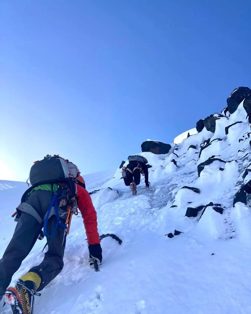 Первые 1400 метров маршрута на вершину горы Шауэ Сар (Shaue Sar). Фото Philipp Brugger