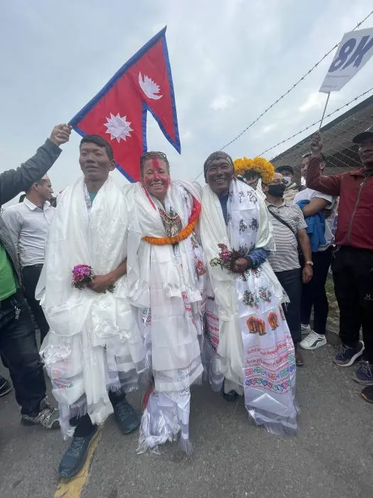Крістін Харила (Kristin Harila), Дава Онджу (Dawa Ongju Sherpa) та Пасдава Шерпа (Pasdawa Sherpa) були зустрінуті в Катманду як герої. Фото Kristin Harila