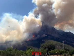 Масштабна пожежа в іспанській Оліані загрожує пошкодити легендарні скелелазні маршрути