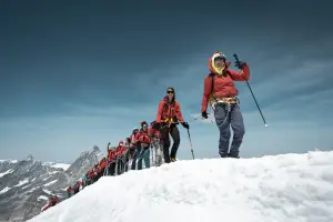 Самая длинная женская связка в мире: 80 женщин из 25 стран поднялись на вершину горы Брайтхорн