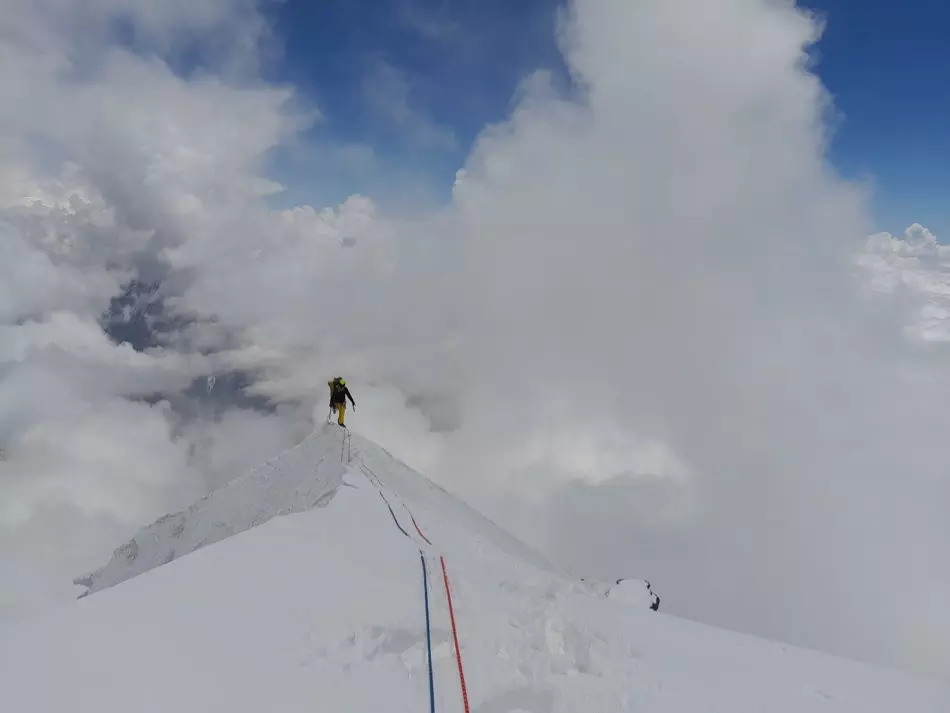 На висоті 4900 метрів крізь туман на південно-східній стіні гори Долма Кханг (Dolma Khang) заввишки 6332 метрів у Непалі. Фото Tomeu Rubí, Pep Roig