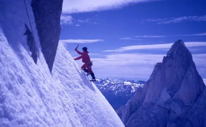 Марко Педрини поднимается в соло-восхождении на вершину Серро Торре в 1985 году. Постановочные фотографии были сделаны спустя несколько дней.