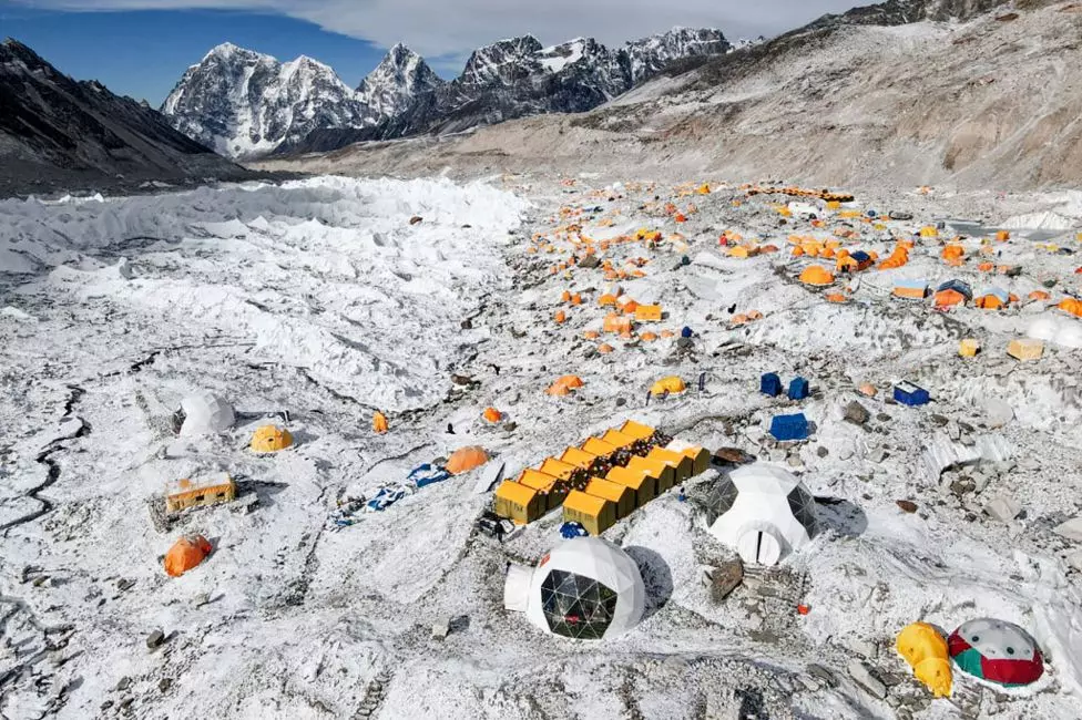 Базовий табір Евересту на льодовику Кхумбу. Фото BBC