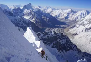Більше не нескорена: французські альпіністи проводять перше в історії сходження на вершину Пумари Чхиш Східна (6850 м) у Пакистані