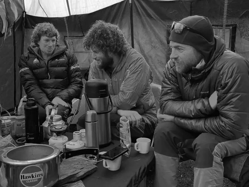  Метью Скоулз (Matthew Scholes), Кім Ладігес (Kim Ladiges) та Даніель Джолл (Daniel Joll) у базовому таборі Чангабанг після сходження. Фото Tim Mccartney Snap