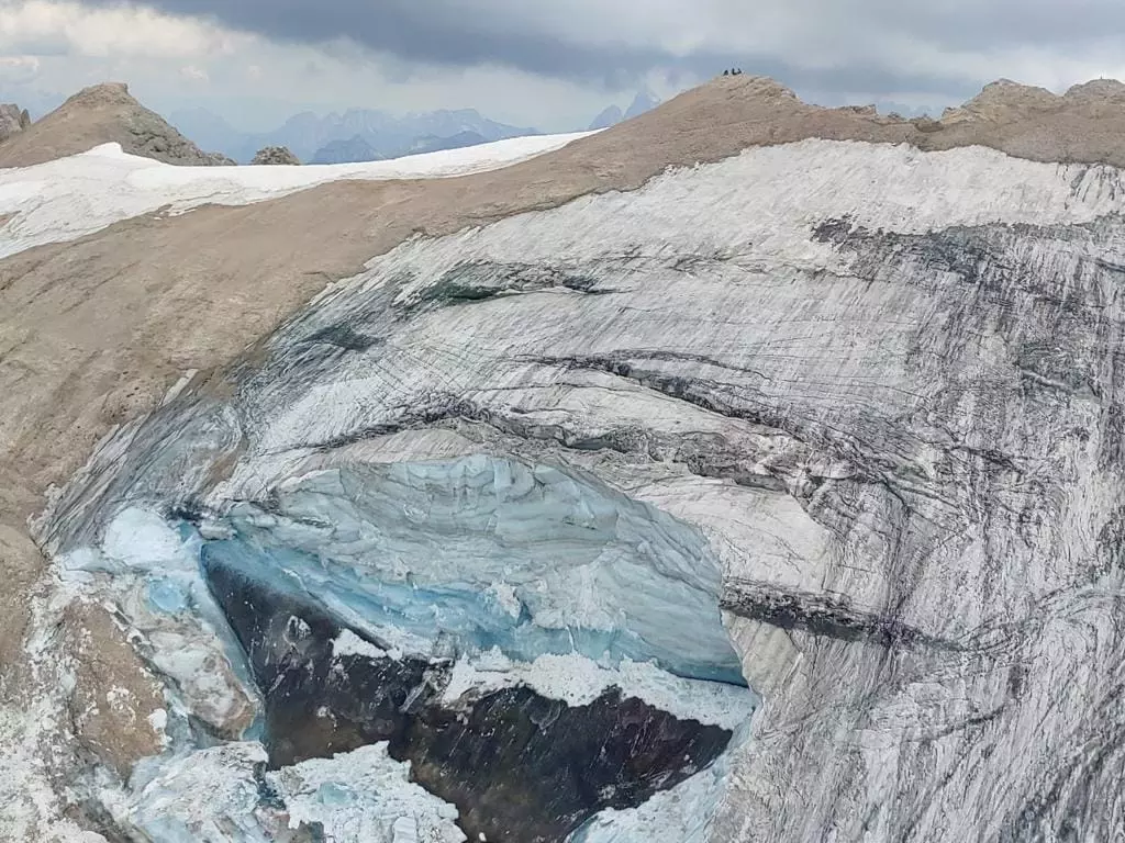 Місце, де відірвався фрагмент льодовика. Фото: Soccorso Alpino e Speleologico Veneto - CNSAS