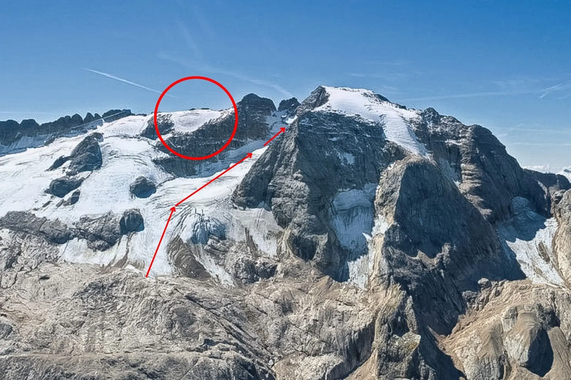 Мармолада, 3343 м. Фото 2016 року. Зона обвалення льодовика та стандартний маршрут на вершину. Фото: Soccorso Alpino e Speleologico Veneto - CNSAS