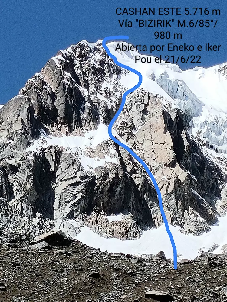 Енеко Поу (Eneko Pou) та Ікер Поу (Iker Pou) у сходженні на північну стену гори Кашан Східна  (Cashan Este), висотою 5716 метрів у перуанських Андах. Фото Eneko Pou, Iker Pou