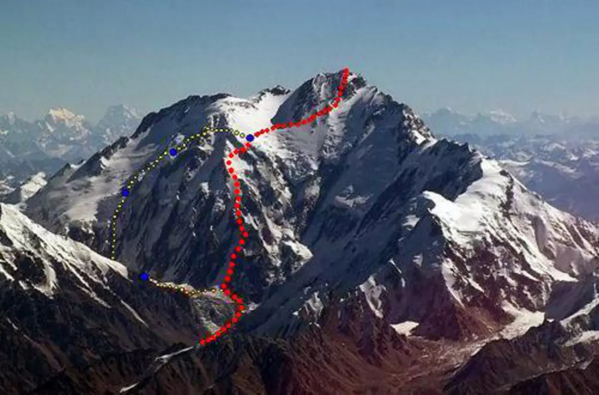 Нагапарбат (Nanga Parbat, 8126 метрів). Стандартний маршрут відмічено червоним кольором