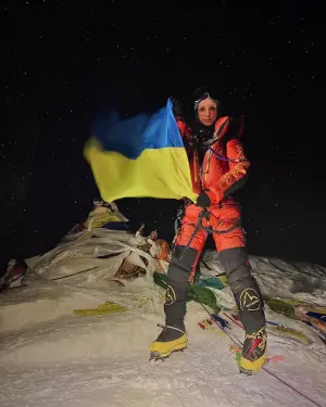 Непал відмовляє російській альпіністці в видачі сертифікату про сходження на Еверест через розгорнутий на вершині прапор України