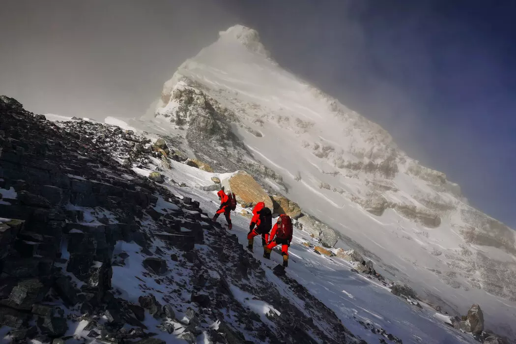 Позаминулого року китайська геодезична група вирушила на вершину гори Еверест. Фото Tashi Tsering/Xinhua, для Associated Press