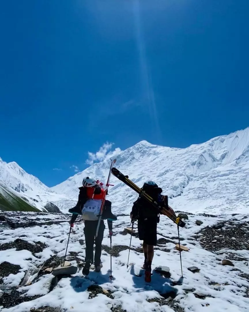  Матьє Менадьє (Mathieu Maynadier) і  Лео Слеметт (Léo Slemett) у сходженні на пік Діран (Diran Peak) заввишки 7266 метрів, що розташований у долині Хунза. Фото L. Slemett).