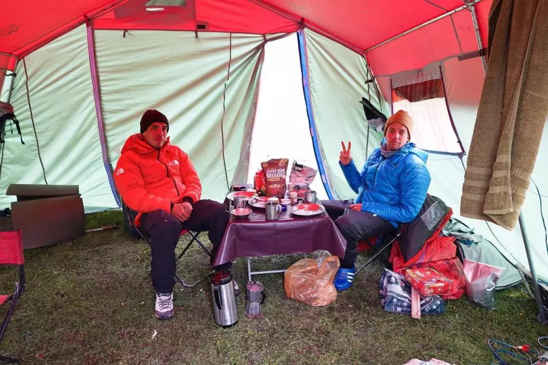 Матьє Менадьє (Mathieu Maynadier) і Лео Слеметт (Léo Slemett) в базовому таборі піку Діран (Diran Peak) заввишки 7266 метрів, що розташований у долині Хунза. Фото L. Slemett)