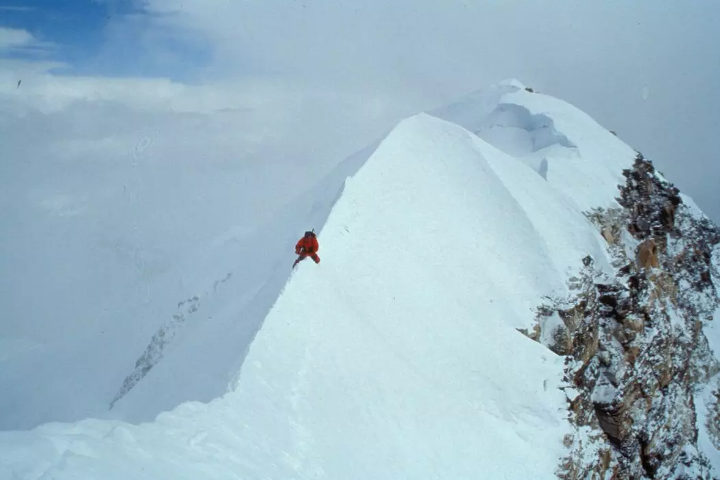 Едмунд "Ед" Вістурс (Edmund "Ed" Viesturs) на сніговому гребні Шишабангми перед головною вершиною. 2001 рік. Фото Veikka Gustafsson