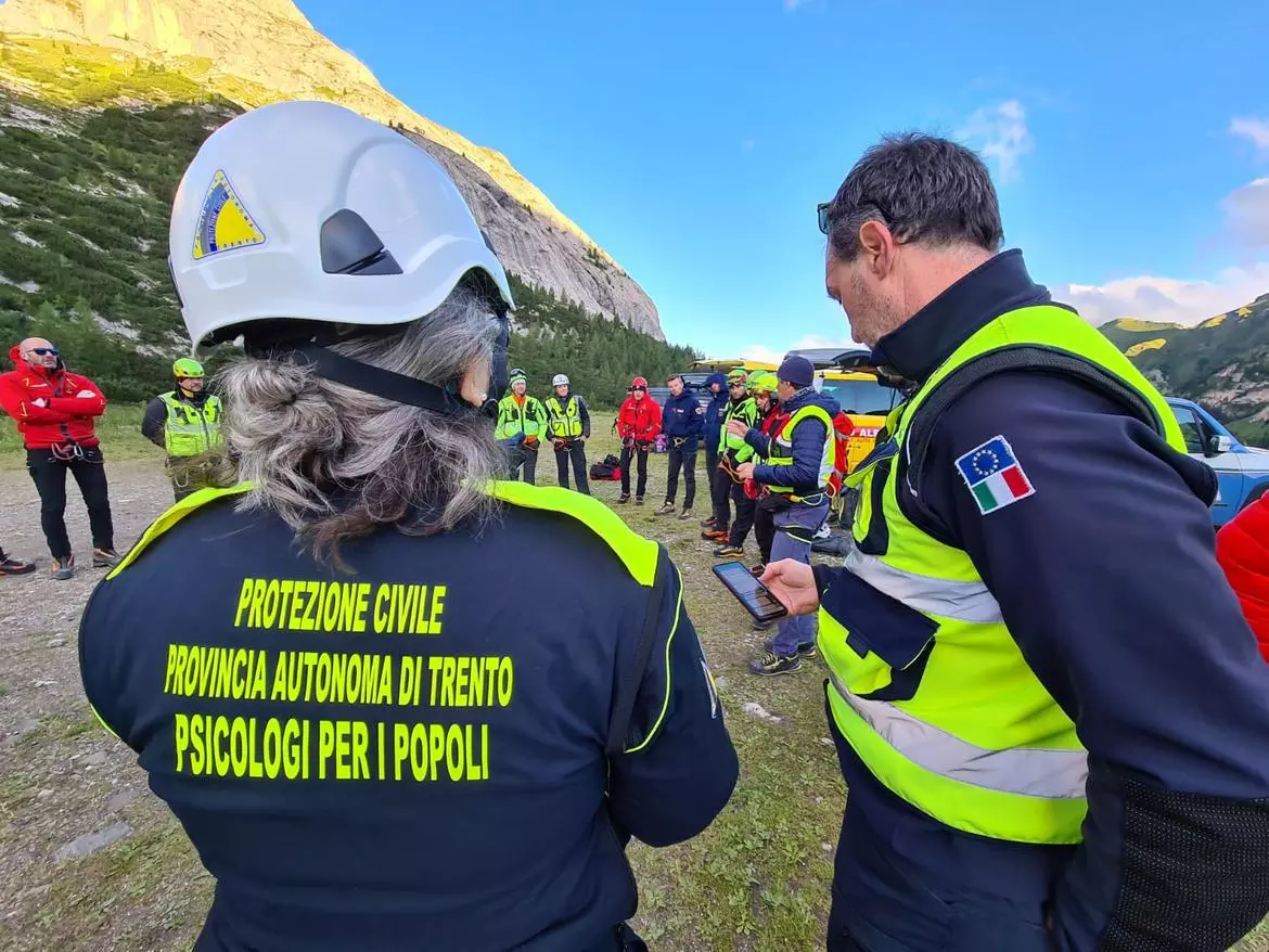 рятувальники проводять пошуково-рятувальні роботи в массиві Мармолада (Доломітові Альпи, Італія)