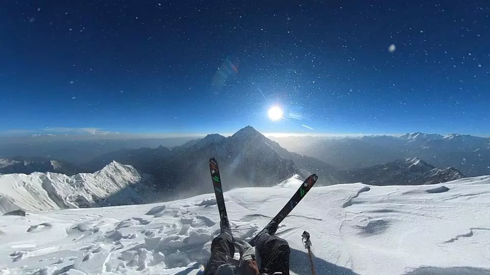 Матьє Менадьє (Mathieu Maynadier) у першому гірськолижному спуску з піка Діран (Diran Peak) заввишки 7266 метрів, що розташований у долині Хунза. Фото Mathieu Maynadier