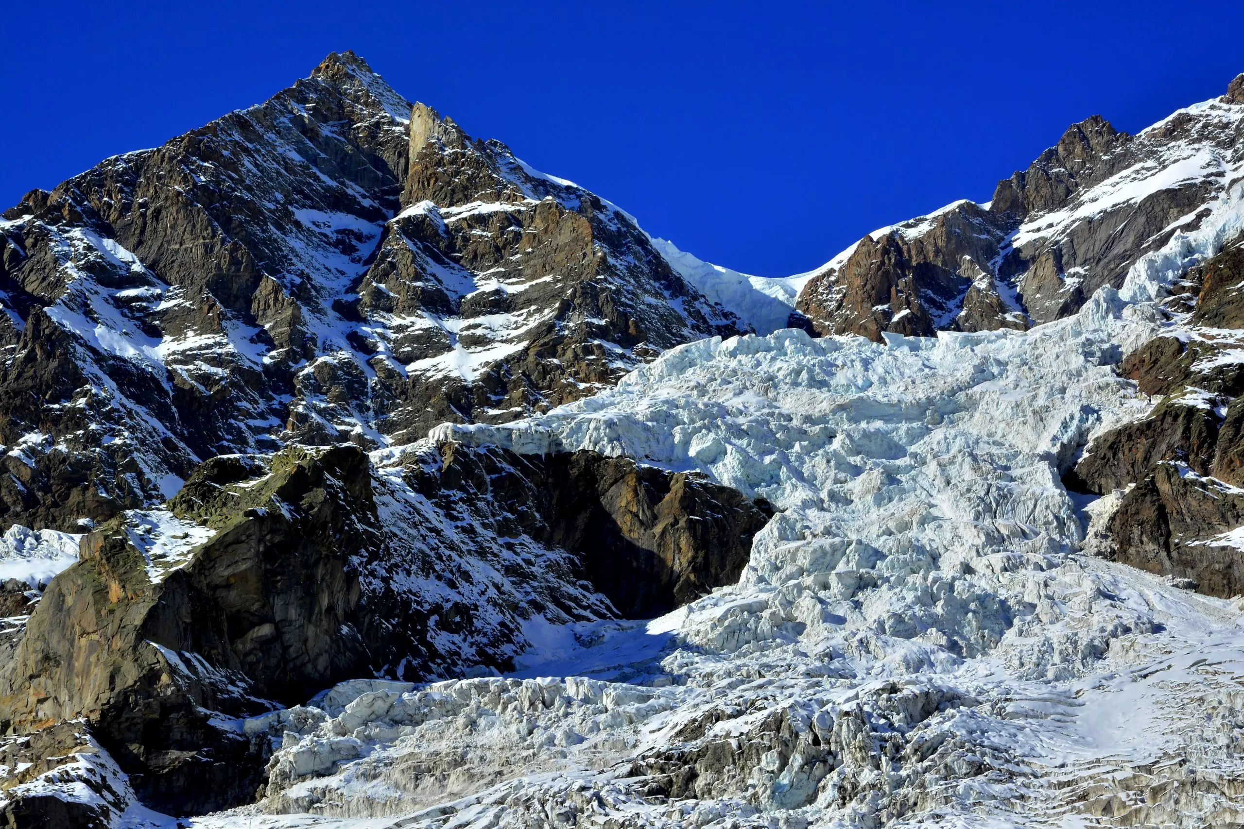 Punta Giordani(4046 м) з льодовиком Піоде, вальсесіанська сторона массиву Монте-Роза. Архівне фото Wikimedia Commons